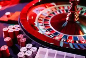 Roda American Roulette dengan slot 0 dan 00 di studio klikme88